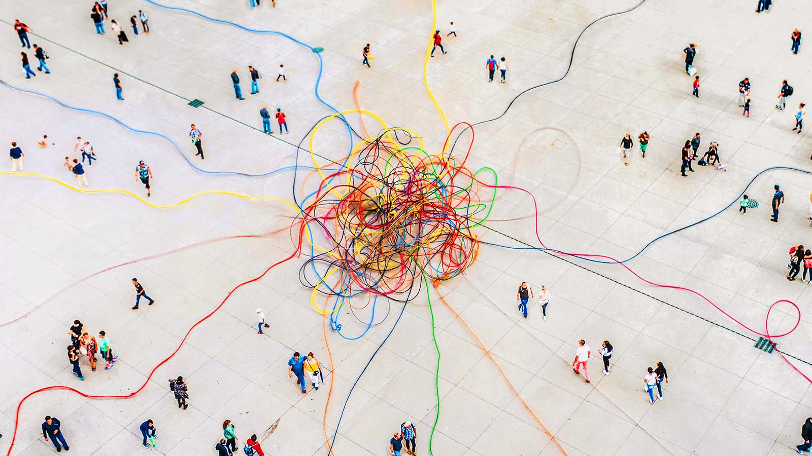 pessoas em meio a um emaranhado de fios