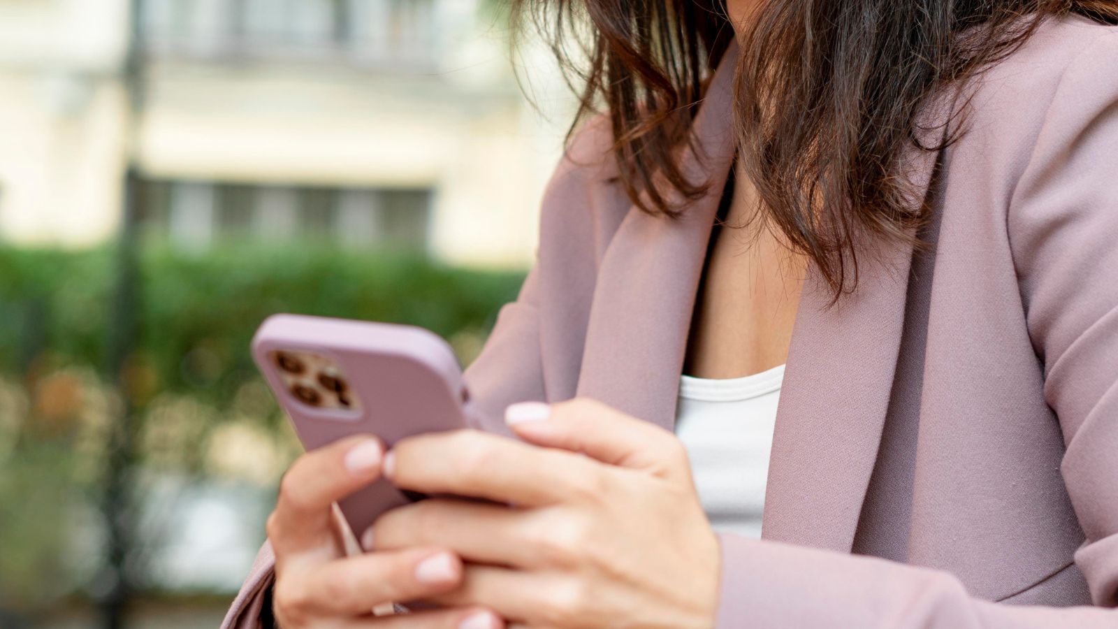 Mulher segurando iPhone