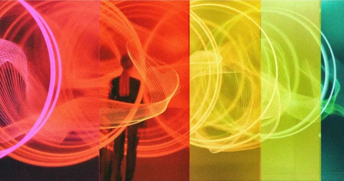 bolhas coloridas encobrem o perfil de uma pessoa 