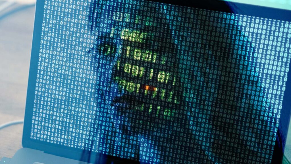 sinais binários sobrepostos a rosto de mulher