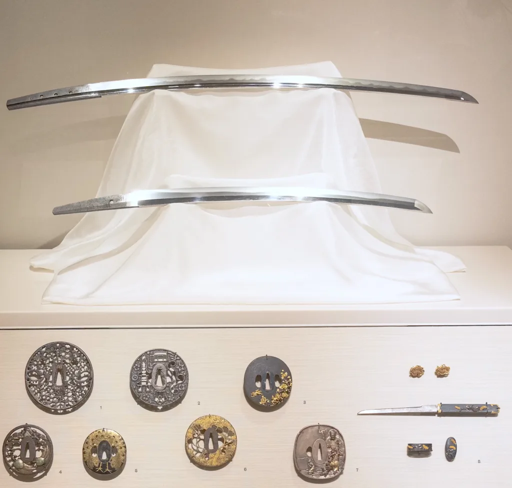 joias encrustadas no cabo de espadas de samurais 