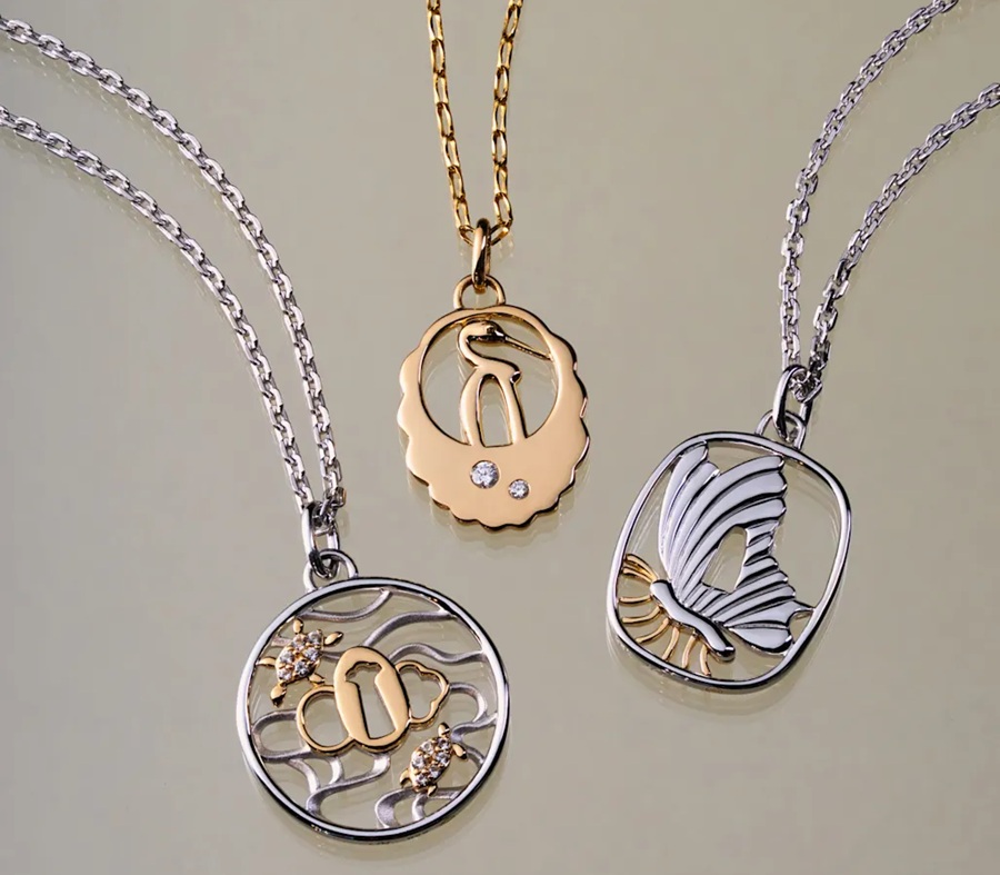 pingentes inspirados em joias encrustadas no cabo de espadas de samurais