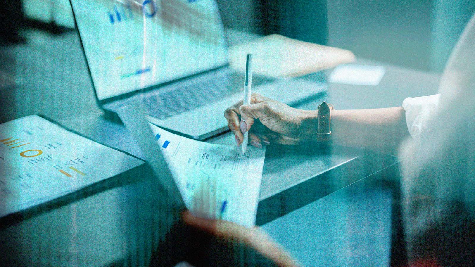 Perdeu o emprego após os 50? Descubra como reorganizar suas finanças