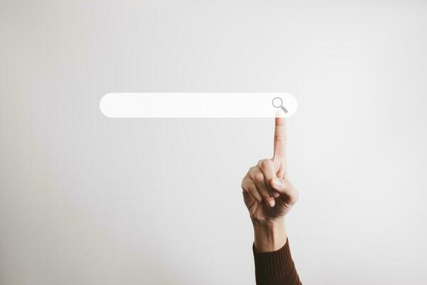 dedo clicando em tela para pesquisa na internet