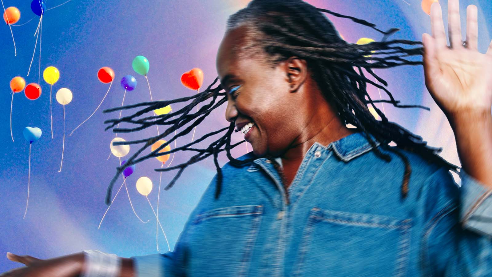 mulher balança os cabelos com movimentos alegres