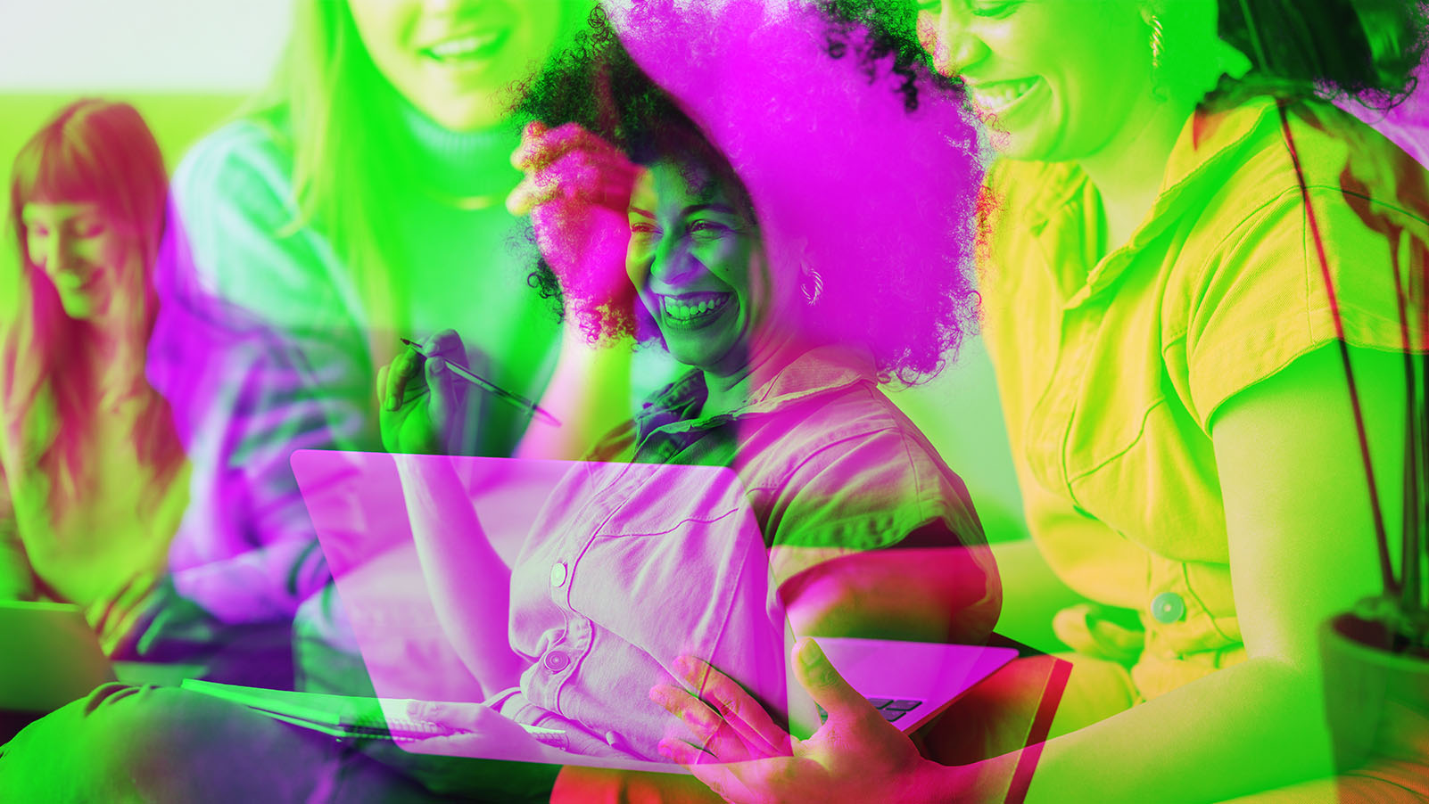 mulher comemorando sucesso