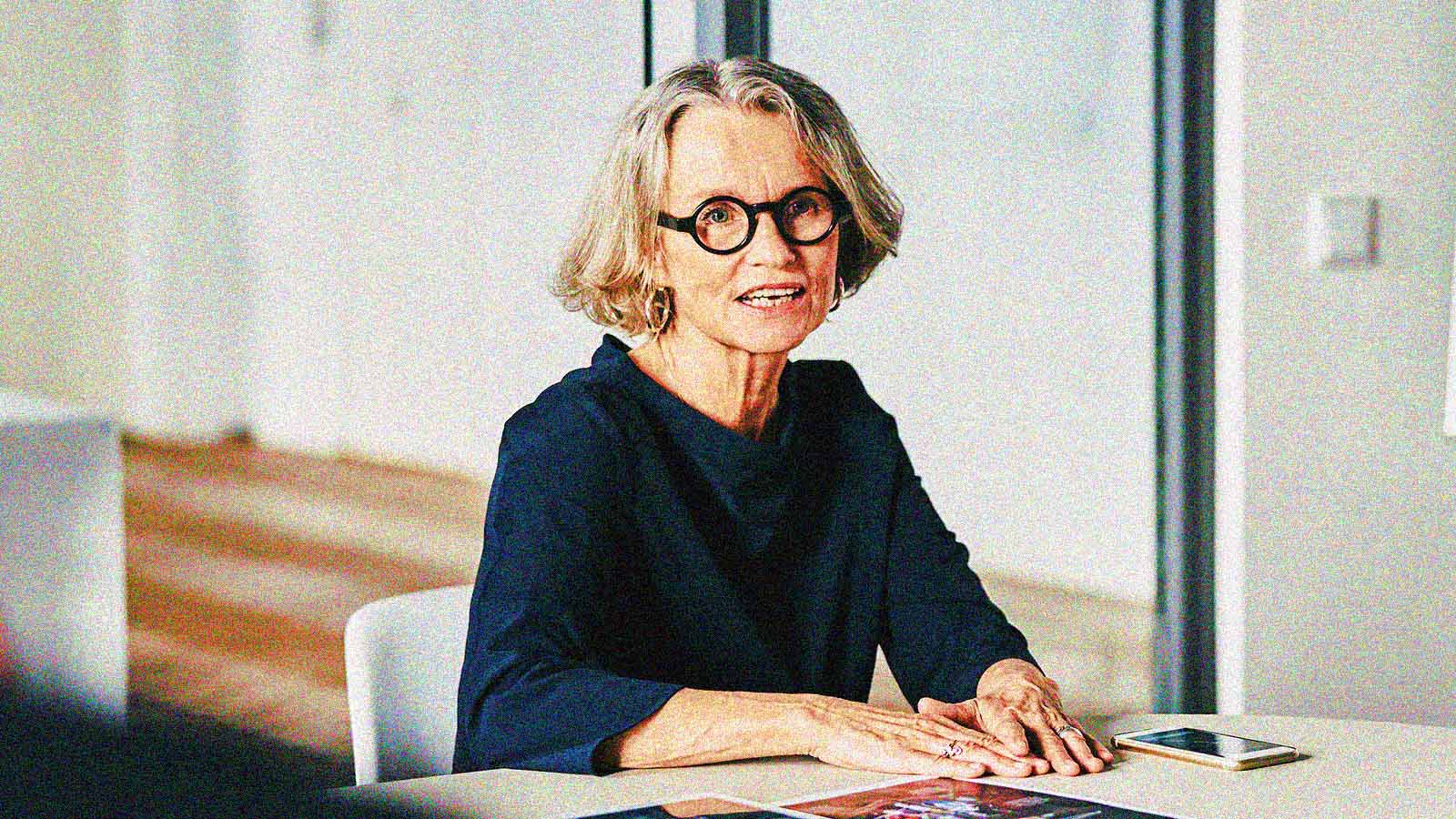 mulher da terceira idade usando computador