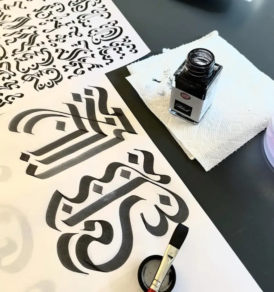 estudo de design com letras feitas com pincel para nova  fonte tipográfica