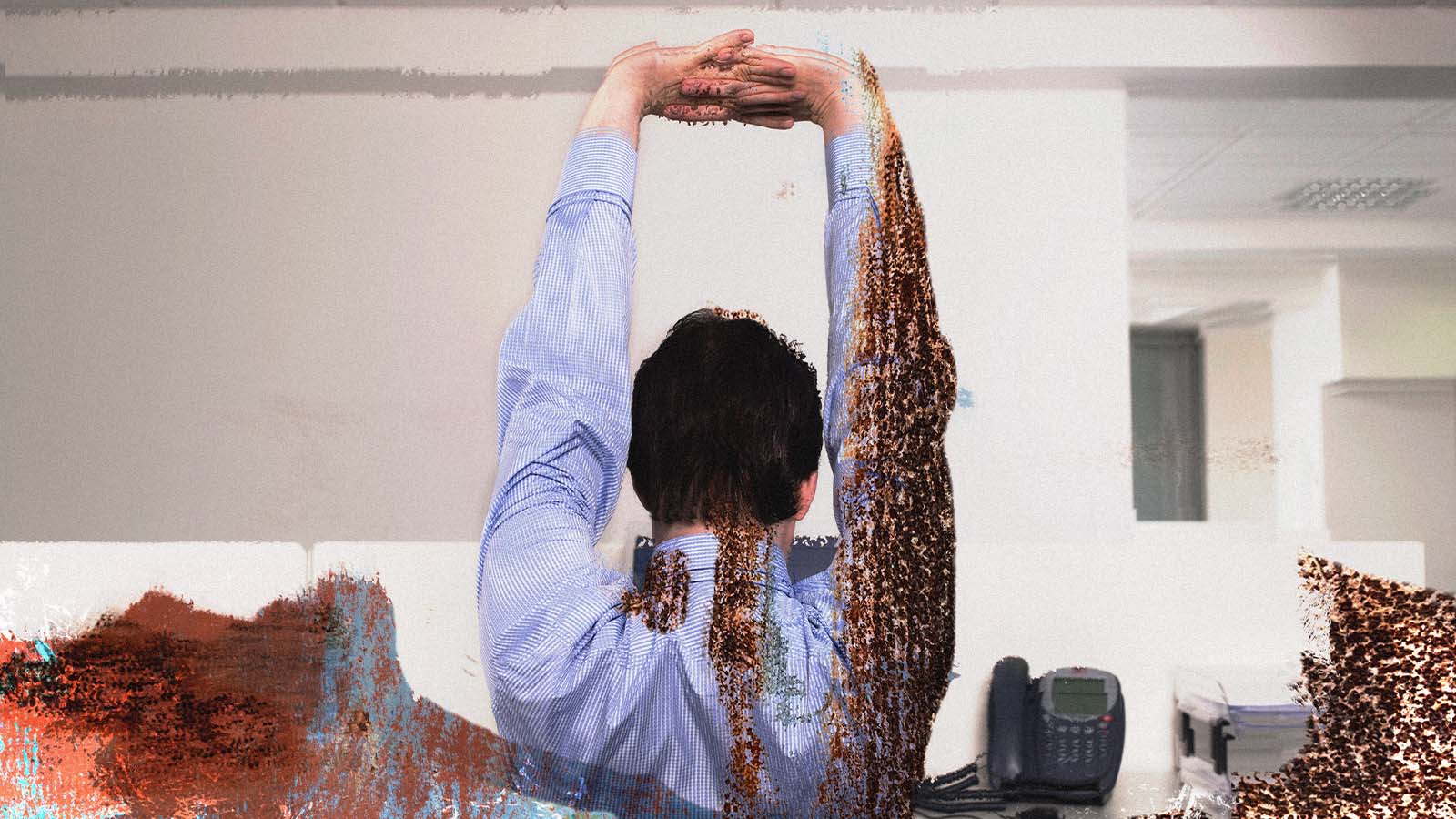 homem vestido para o trabalho se espreguiçando