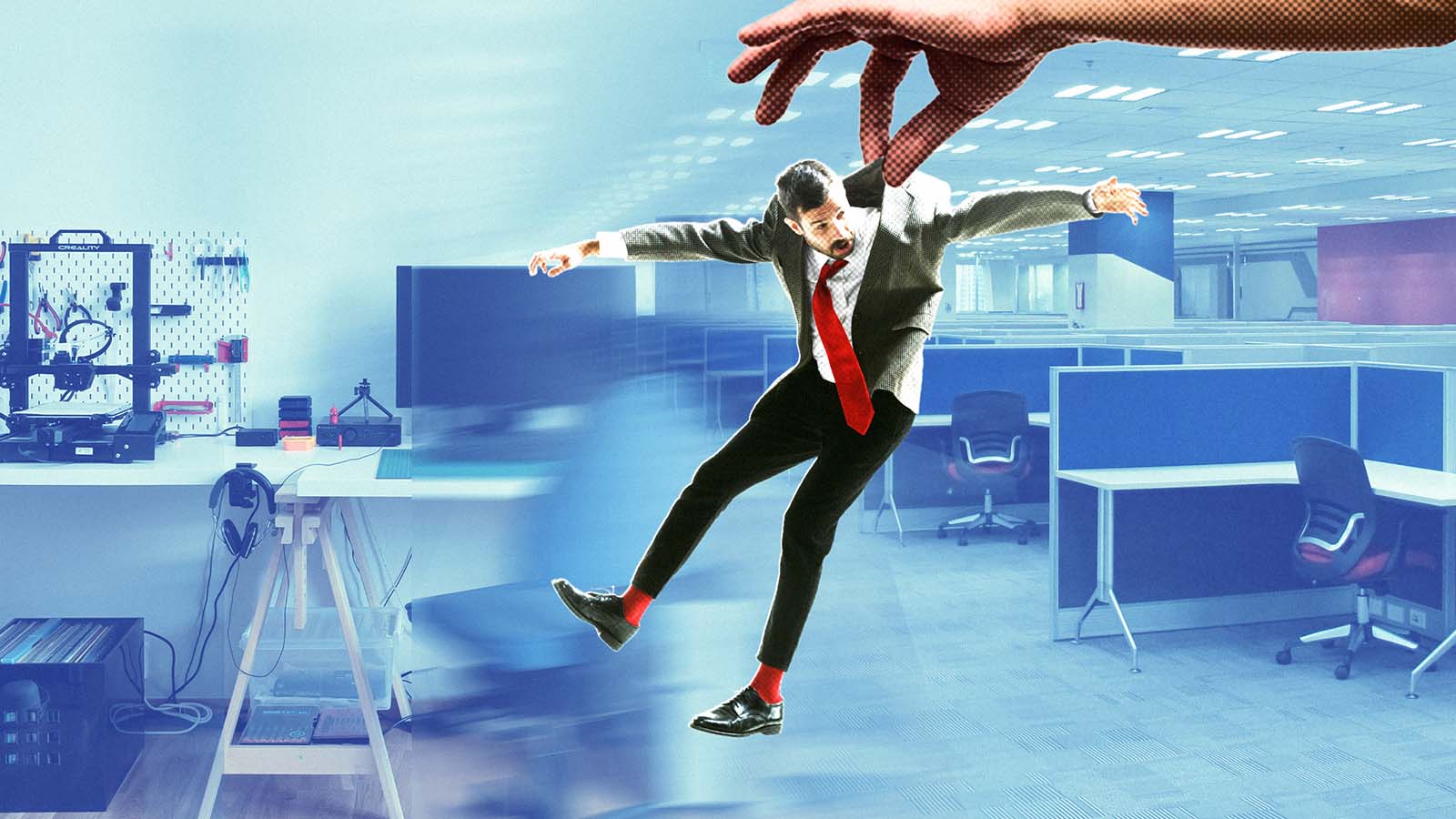 mão retira uma pessoa do home office para voltar ao trabalho presencial