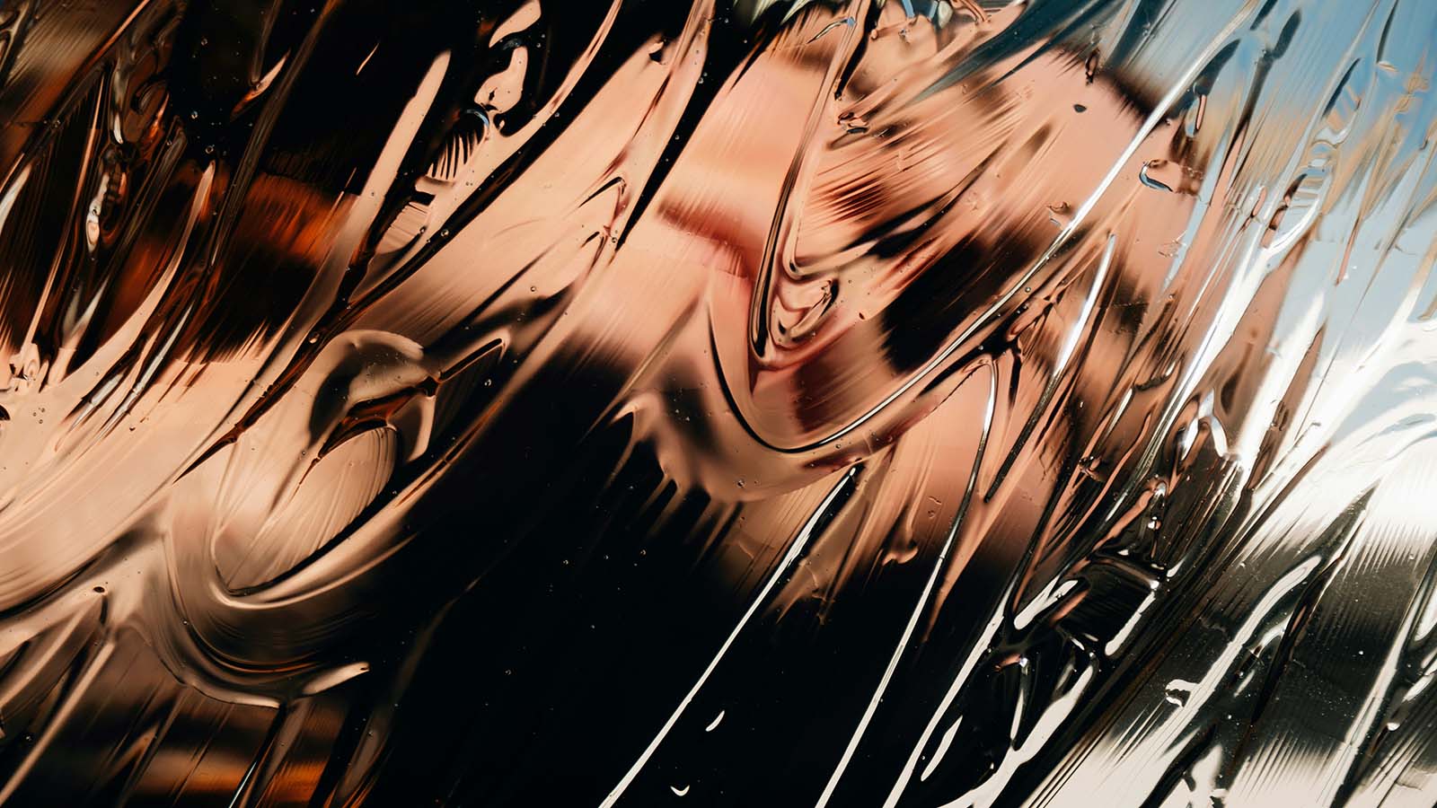 rosto de mulher distorcido por material transparente