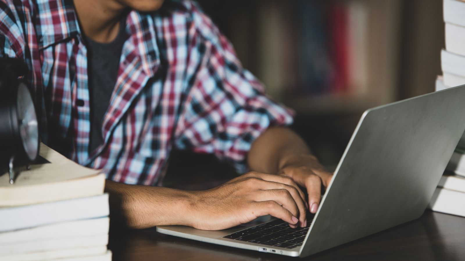 Estudante usando notebook