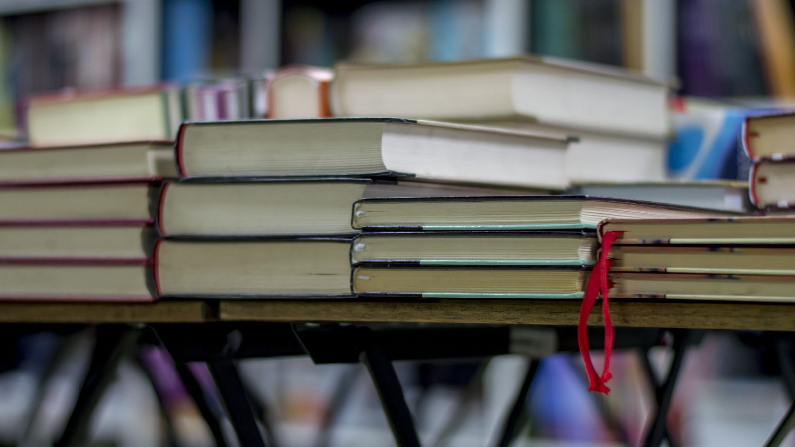 Livros em prateleiras