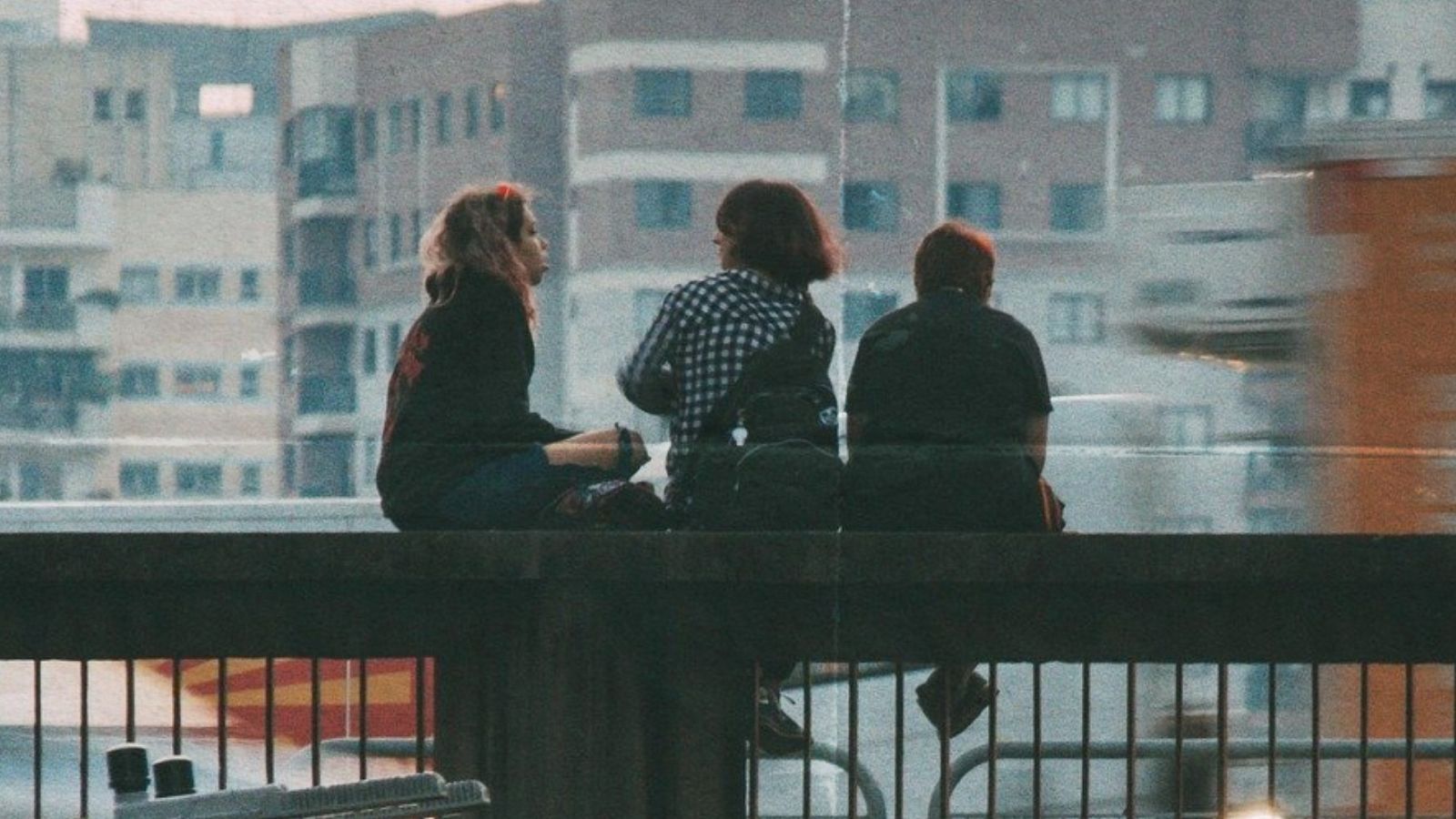 Amigos sentados de costa