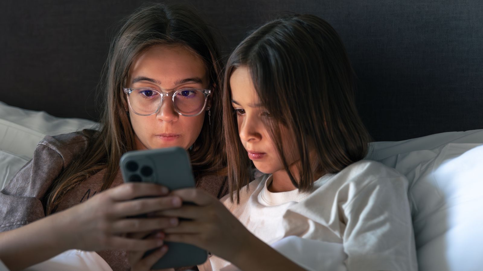 Jovens mexendo no celular