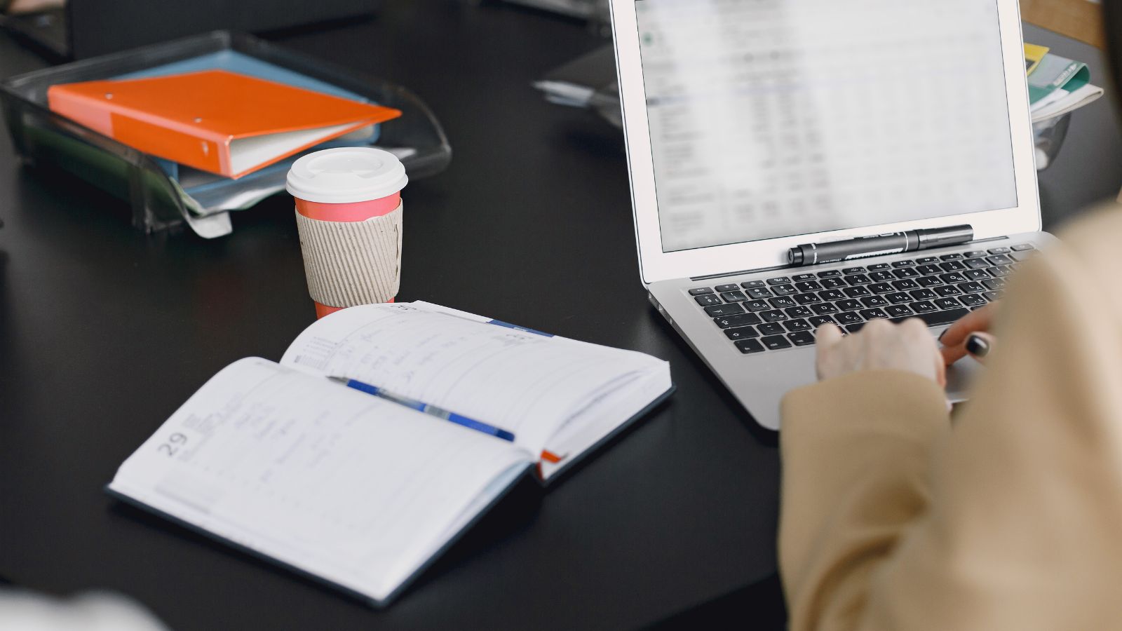 Jovem trabalhando com notebook