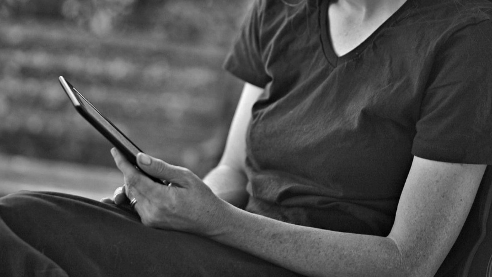 Mulher lendo no Kindle