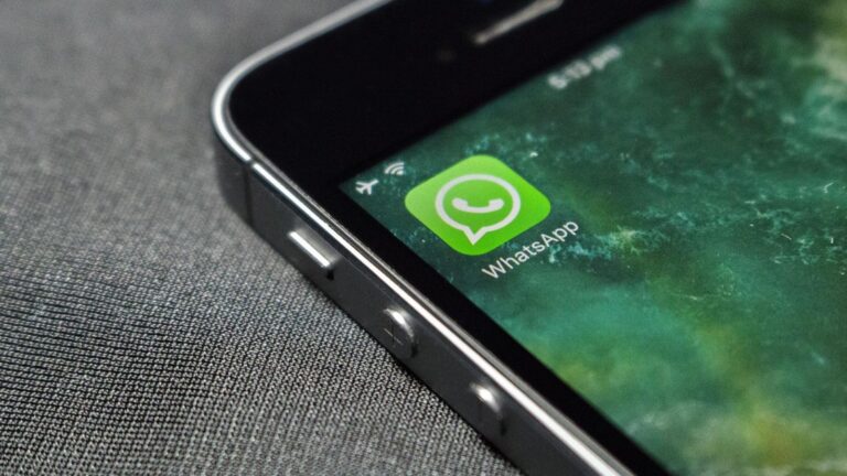 Atualização do WhatsApp permite personalizar conversas com até 38 cores ...