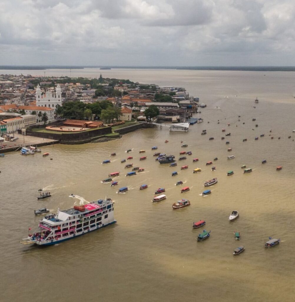 Barqueata abre Cúpula dos Povos na COP30, em Belém