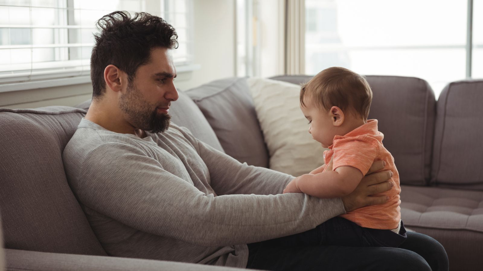 Pai com filho no colo