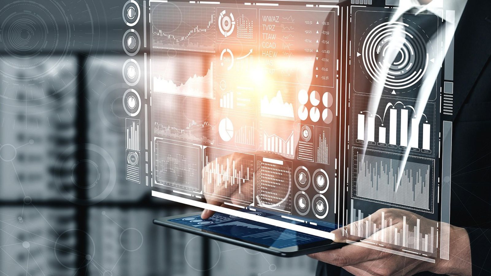 Pessoa usando tablet com gráfico saltando