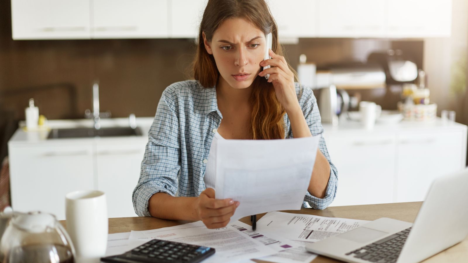 Mulher ligando para banco