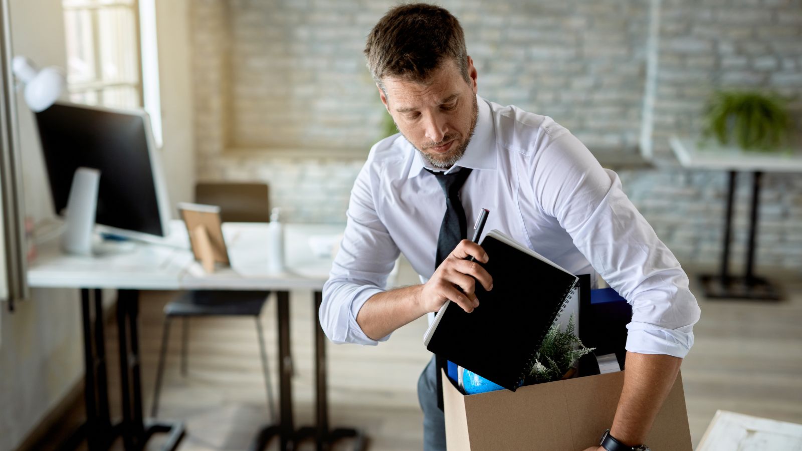Homem em escritório após demissão