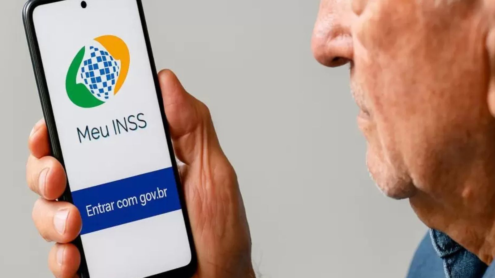 Idoso consultando aplicativo do Meu INSS