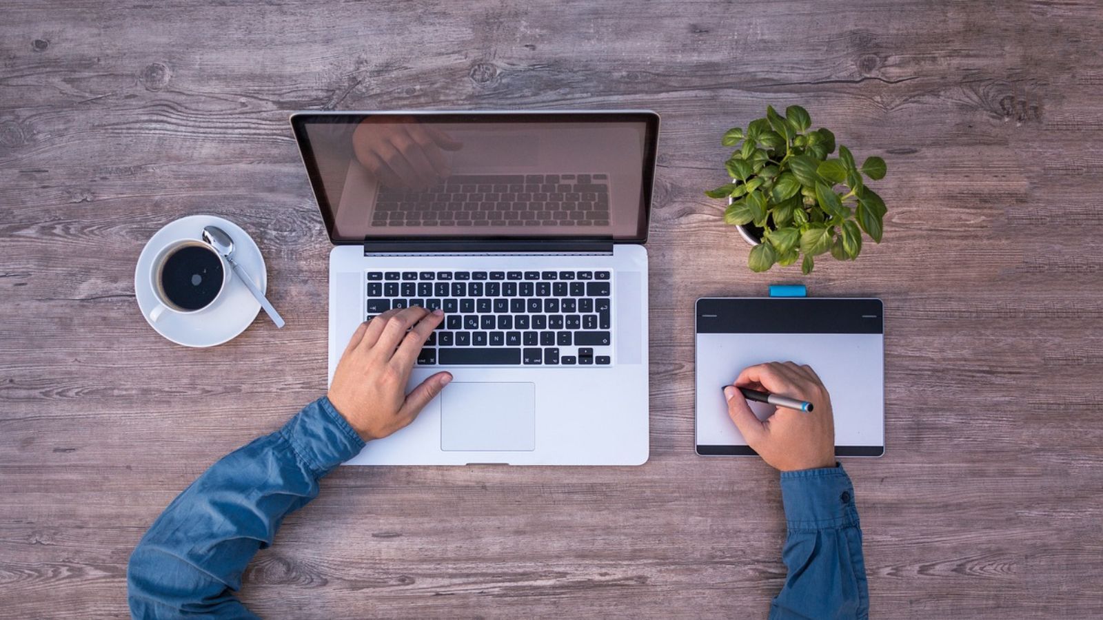 Pessoa usando notebook