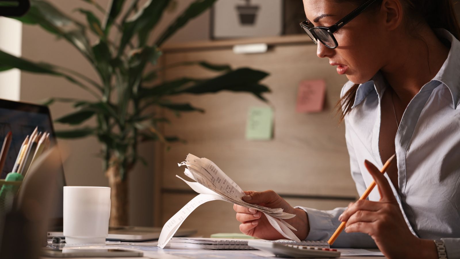 Jovem calculando gastos