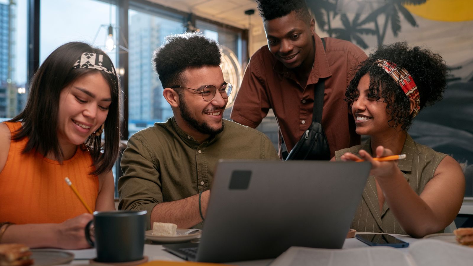 Jovens em ambientes de trabalho