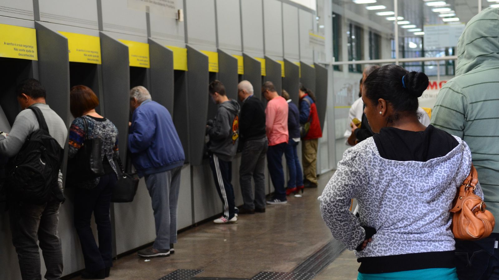 Fila em banco para caixas eletrônicos