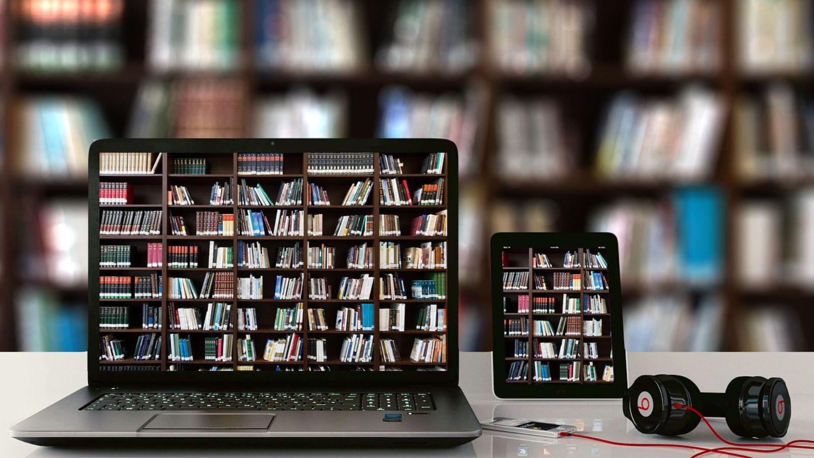Foto de biblioteca em notebook e tablet
