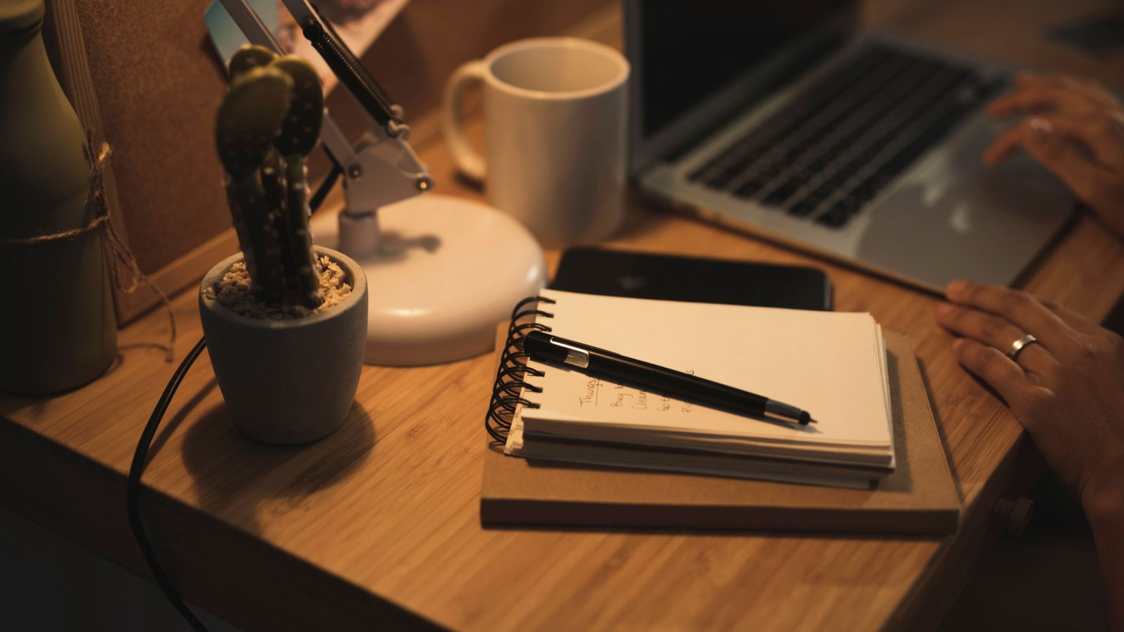 Escritor escrevendo livro