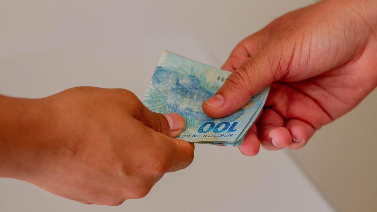 Pessoas pagando com dinheiro