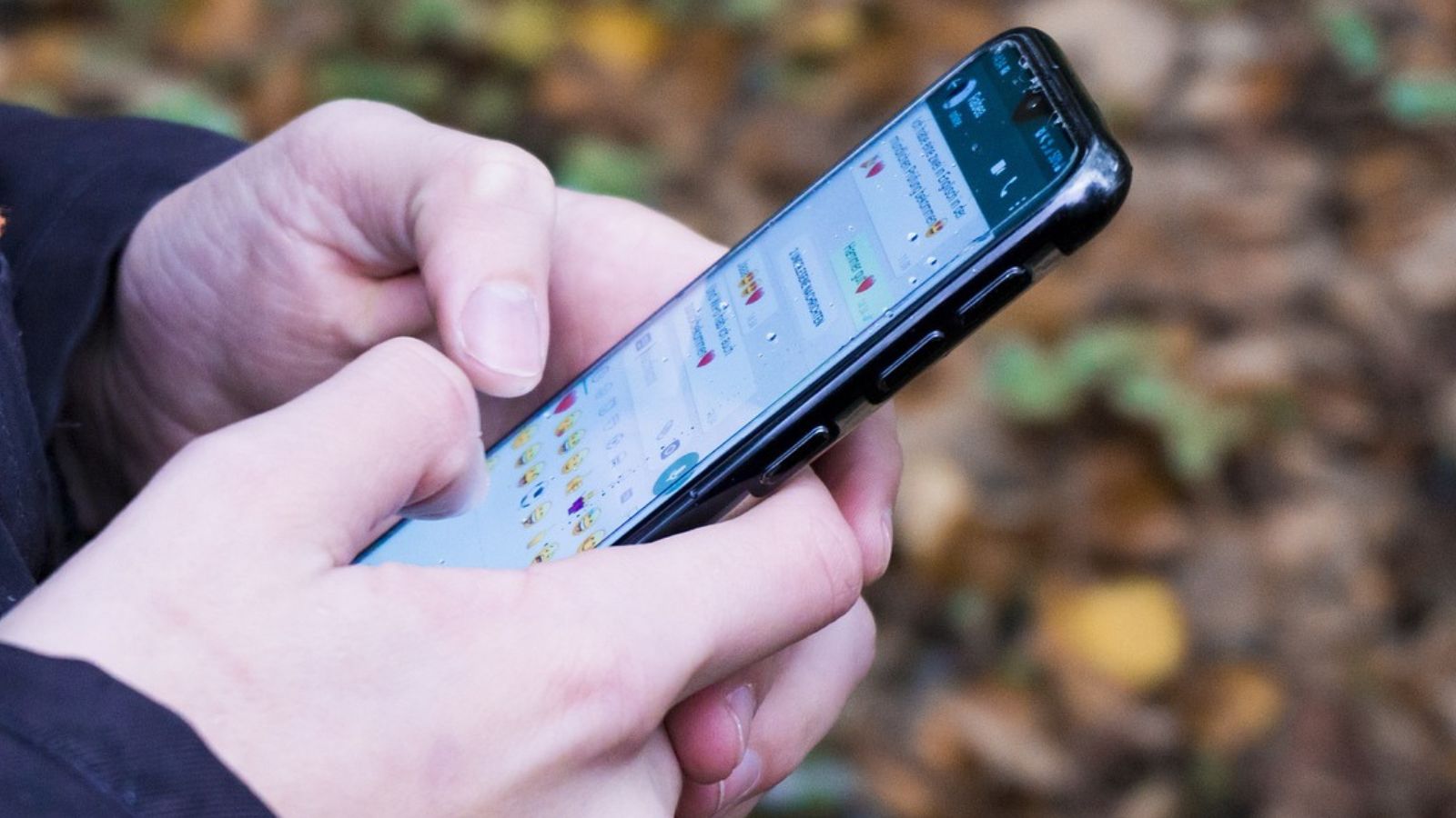 Pessoa usando WhatsApp pra conversar