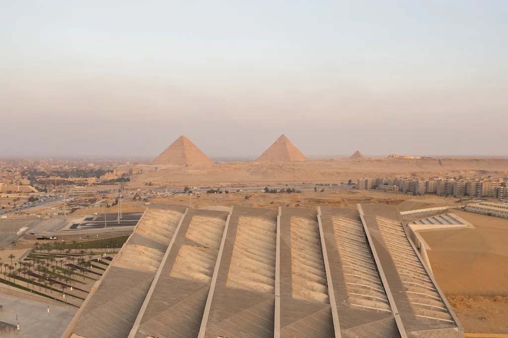 área externa do Grande Museu Egípcio, no Cairo, com vista para as pirâmides de Gizé