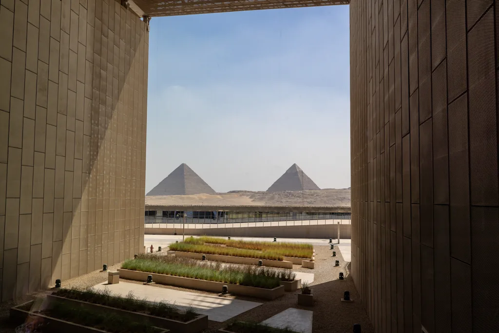área externa do Grande Museu Egípcio, no Cairo, com vista para as pirâmides de Gizé