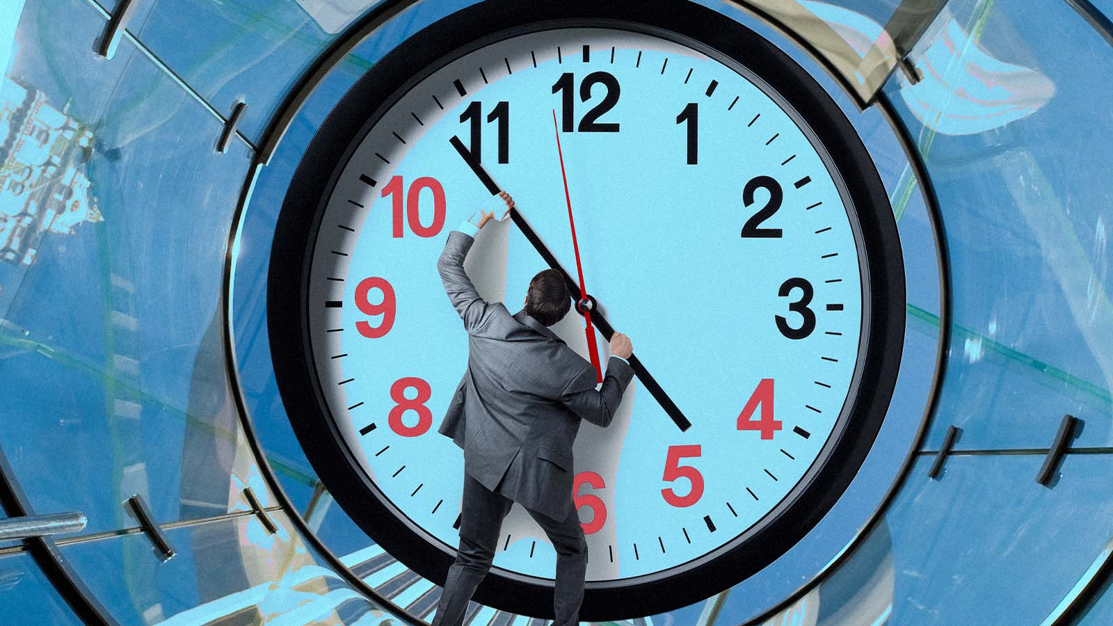 homem tenta para os ponteiros de um grande relógio