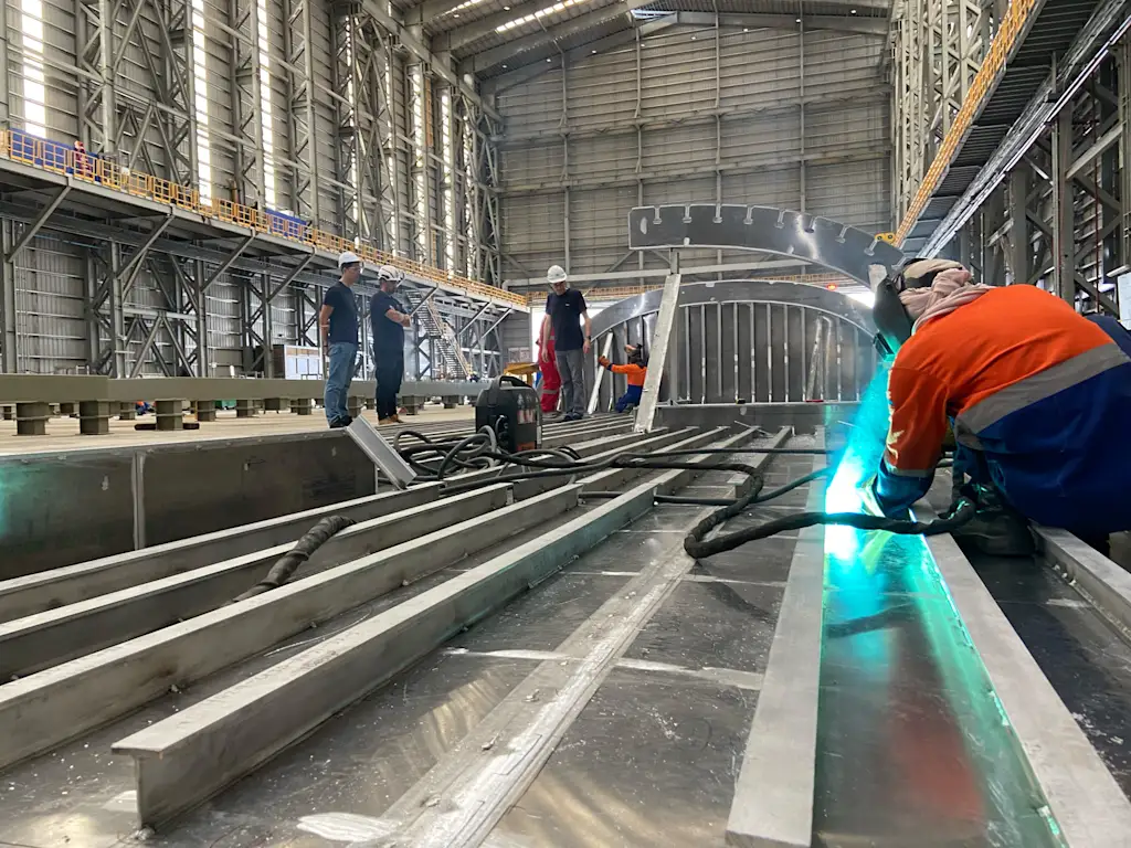 estaleiro onde está sendo construído navio de carga movido pela força dos ventos