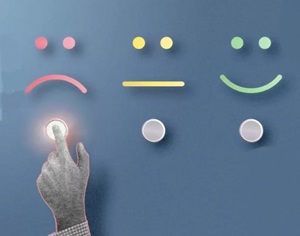 mão aperta botão que indica avaliação negativa