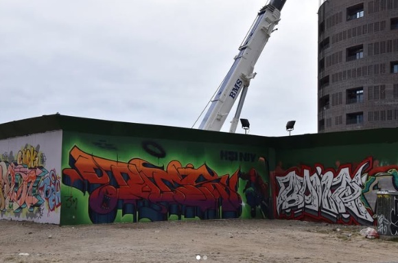 projeto Byens Hegn de arte urbana - tapumes pintados no metrô da Copenhague