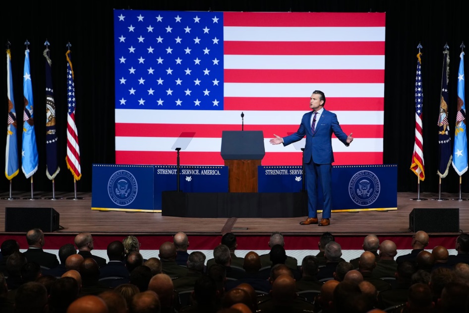 O secretário de defesa Pete Hegseth fala a generais do exército dos EUA