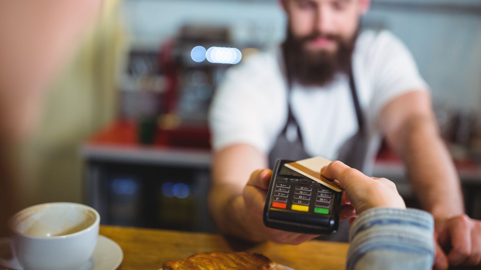 Pessoa pagando no cartão compra