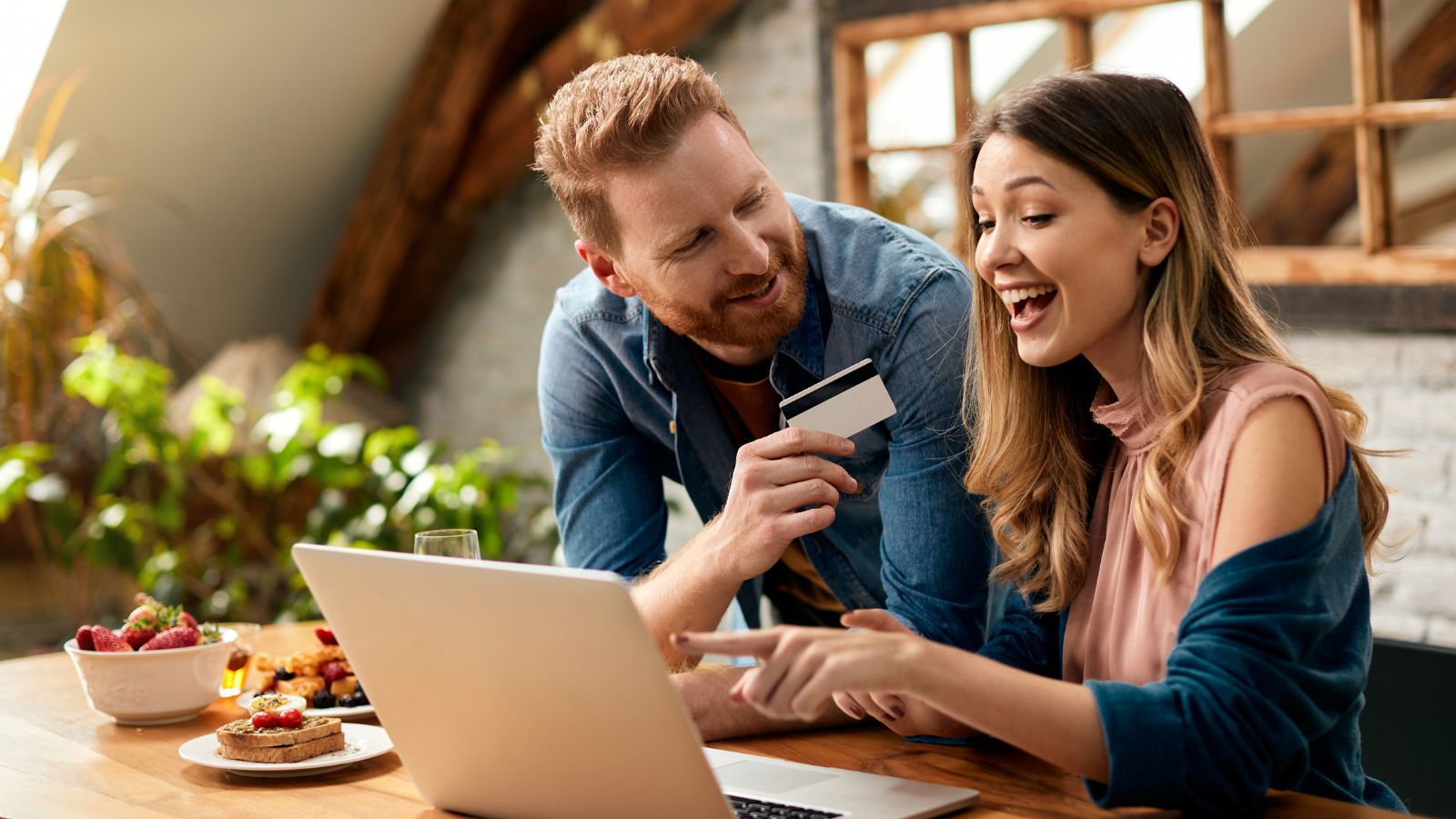 Pessoas fazendo compras pela internet