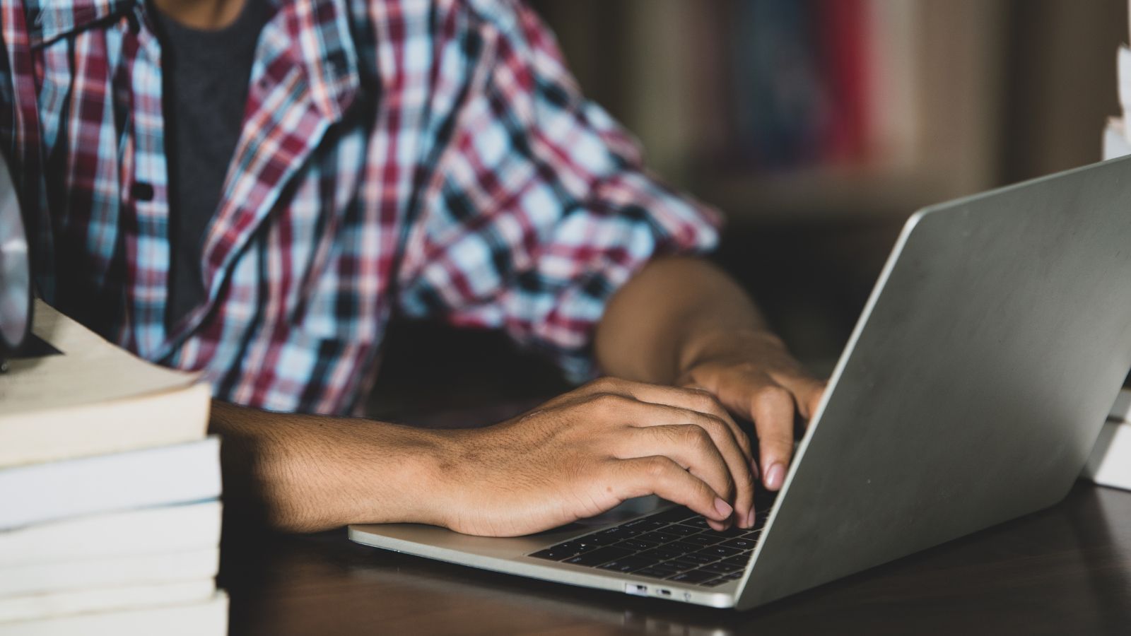 Pessoa estudando pelo notebook