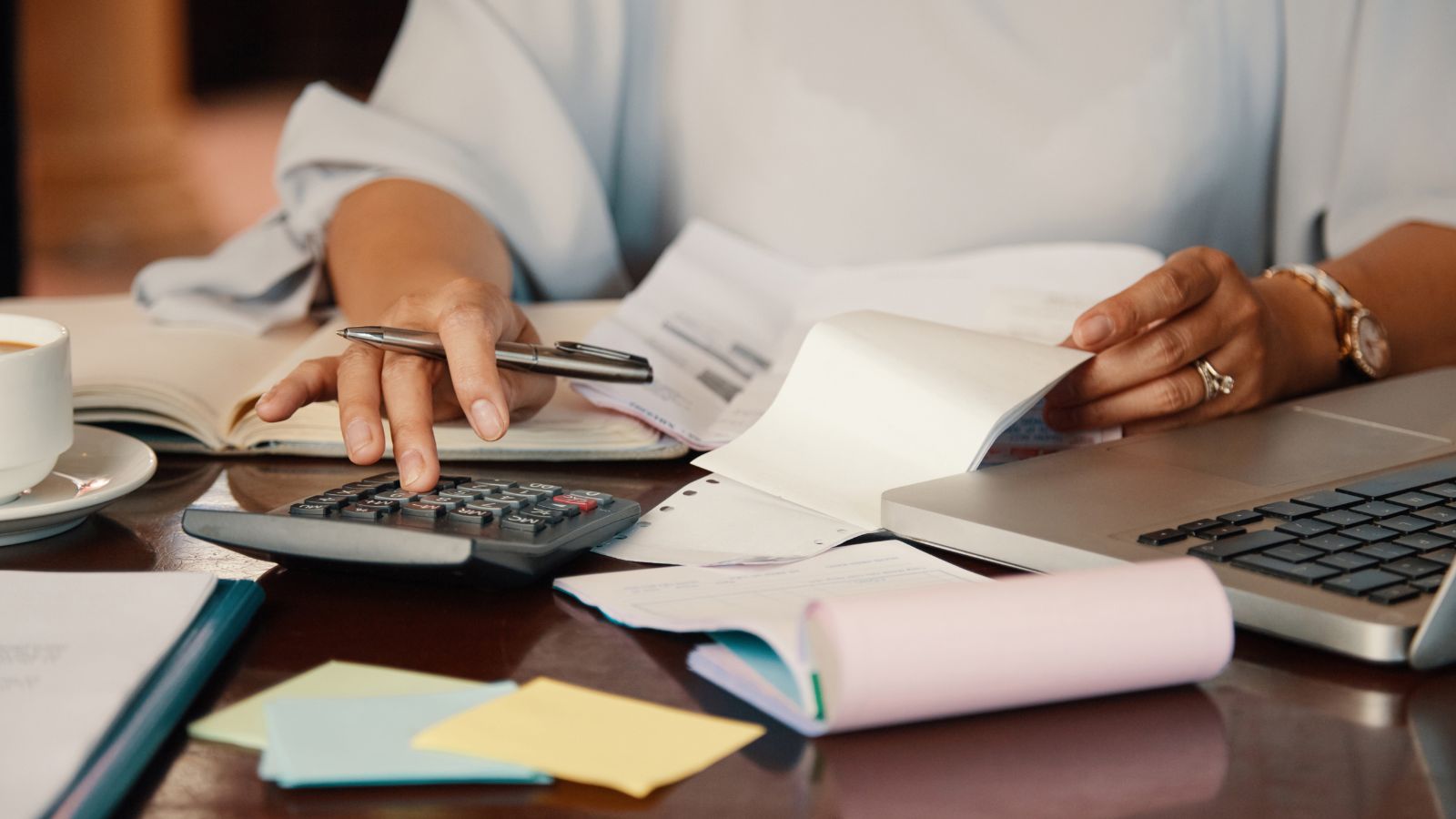 Pessoa calculando gastos