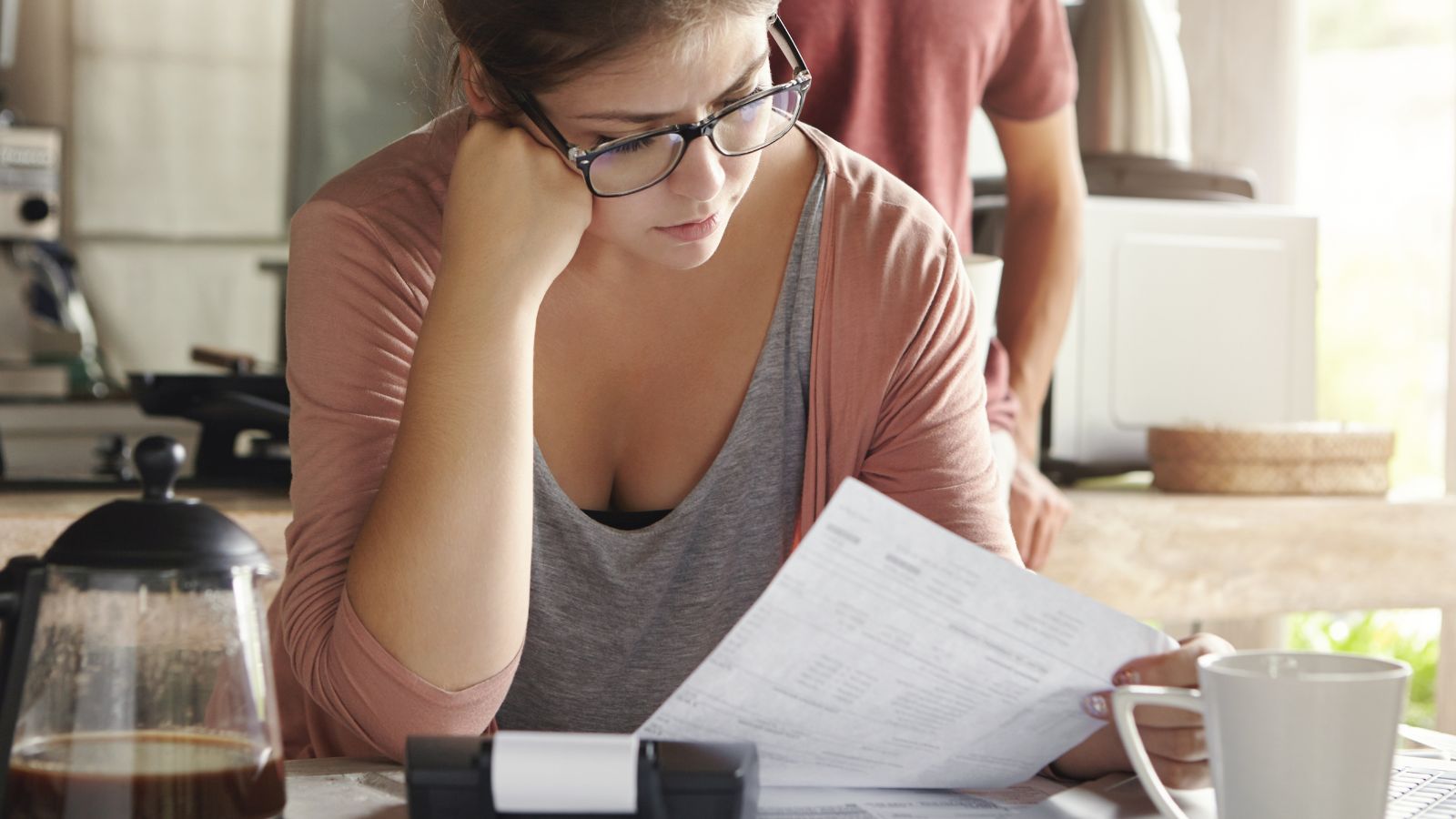 Pessoa calculando gastos despesas