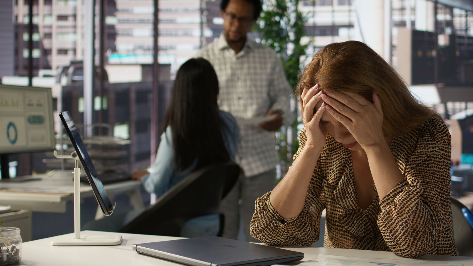 Pessoa estressada no trabalho