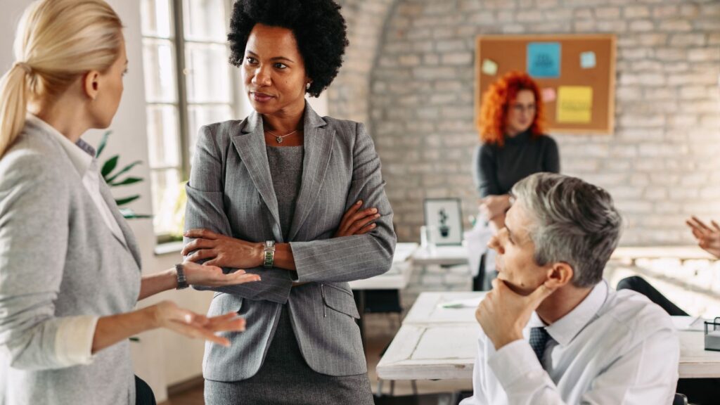 Equipe trabalho conversando